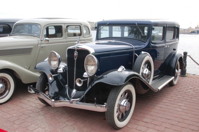 Авто Вернисаж на Неве.