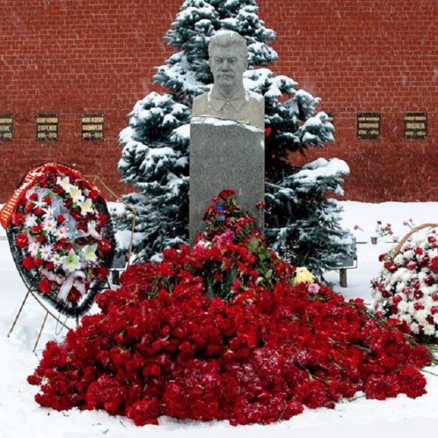 Мемориальную доску Солженицыну разбили после установки 