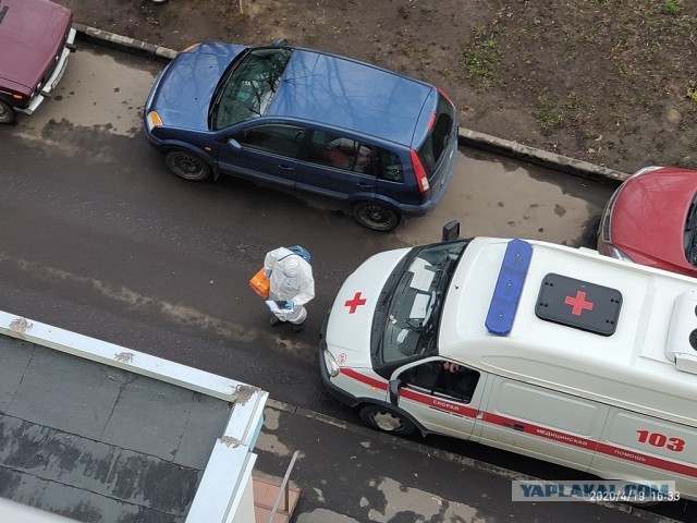 Как радостные люди во дворе бегут приветствовать доблестных полицейских