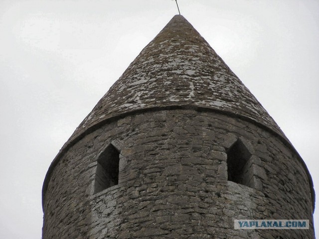 Высокая круглая башня средневековья в Килмакдуа, назначение которой доподлинно неизвестно