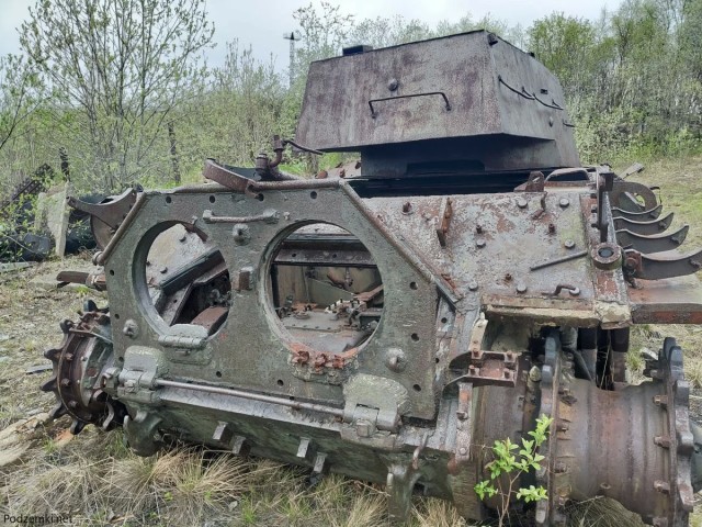 Заброшенные танки ИС-2М с башнями КВ и самоходки ИСУ-152