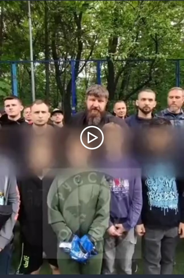 В Москве русские мужчины спросили с мигрантов, которые занимали спортивные площадки и мешали русским детям играть в футбол
