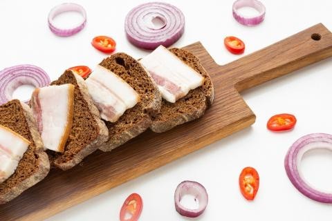 Неожиданный чемпион: BBC поставил сало в топ-10 полезных продуктов мира