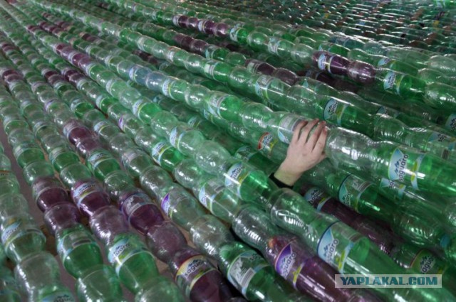 Лодка из 50 тысяч пластиковых бутылок
