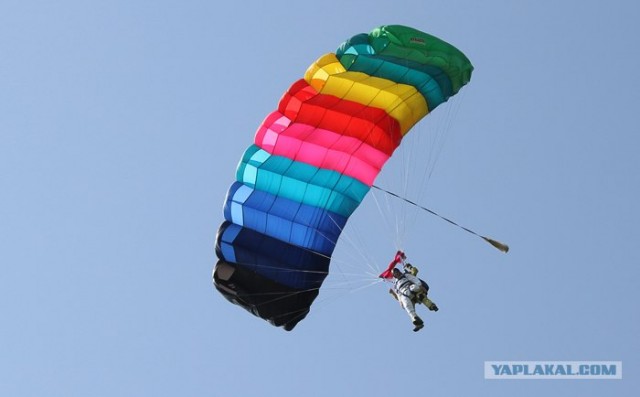 Прыжок с парашютом в 90 лет и без ноги (фото)
