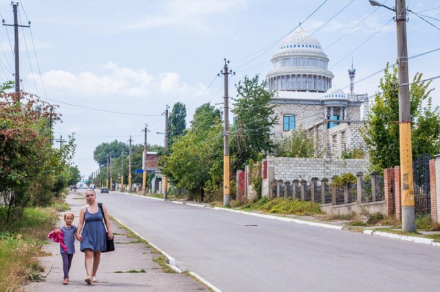 Цыганская столица мира: молдавский городок, где местные жители выставляют напоказ свое богатство