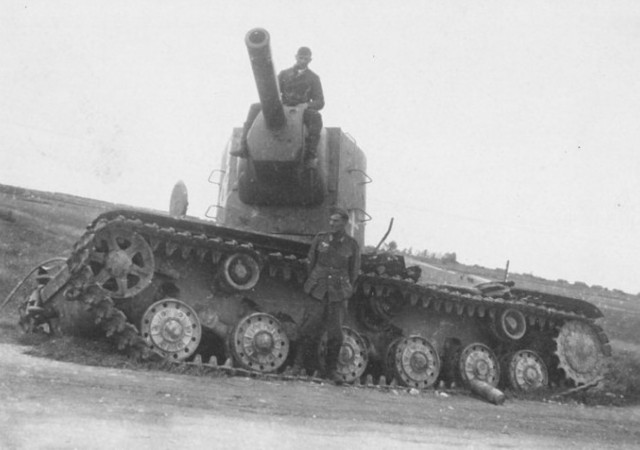 «Тяжелый штурмовой танк КВ-2»