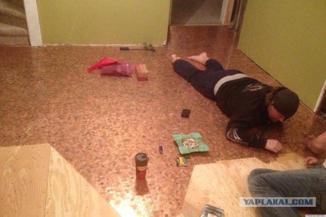 Женщина сделала просто потрясающий пол из 15 тысяч монет