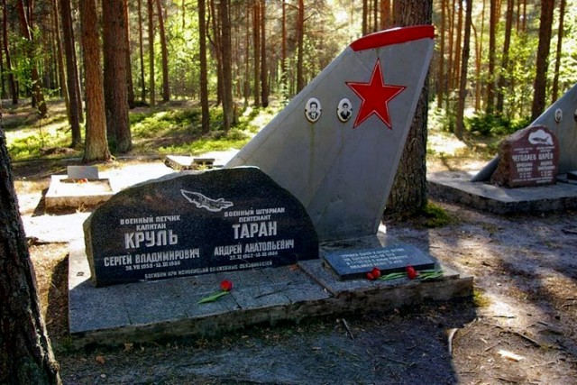 Необычное кладбище советских летчиков в Эстонии