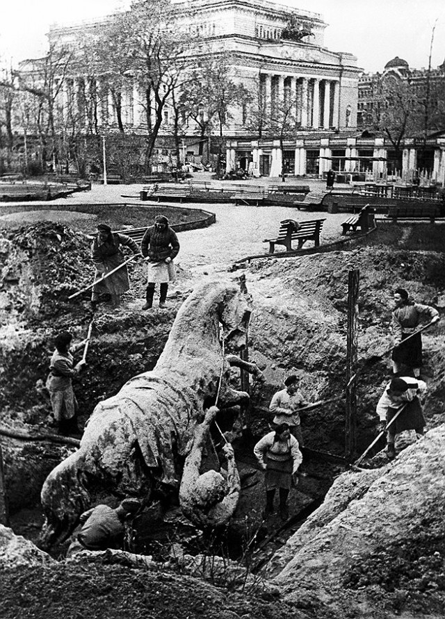 Две нетрезвых девушки оседлали коней Аничкового моста
