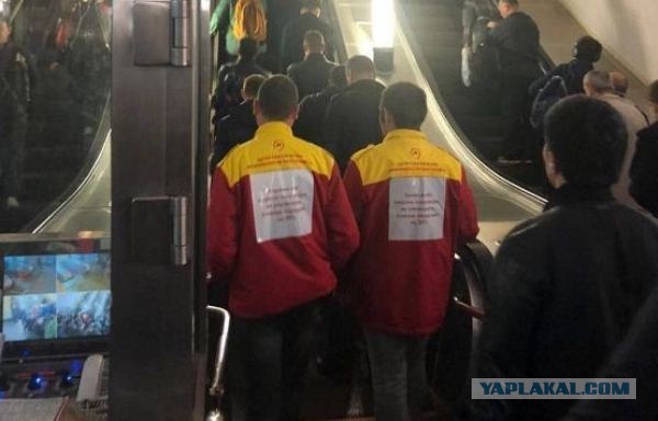 Московское метро решило приучить пассажиров занимать обе стороны эскалатора