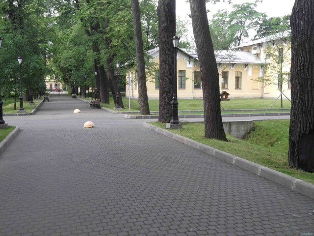 На территории бизнес центра…