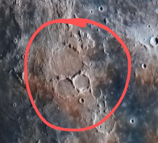 Фото дня. Астрономы-любители сделали детальный снимок Луны. На снимке можно рассмотреть рельеф спутника, детали и цвета