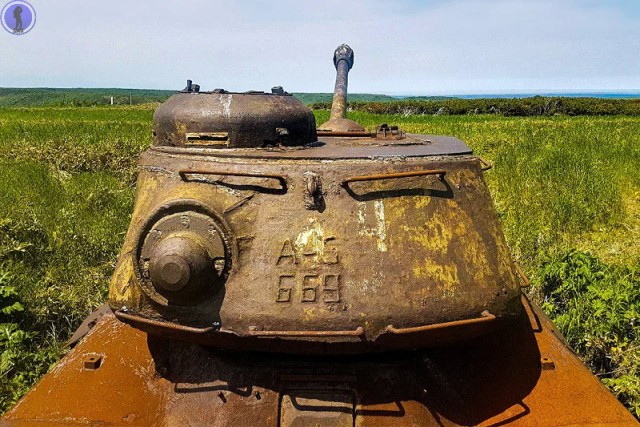 Заброшенные старые танки ИС-2 на Курилах. Они служили для защиты от высадки японского десанта