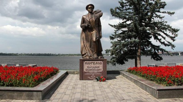 В Днепропетровске планируют снести памятник создателю советских воздушно-десантных войск Василию Маргелову, заявил мэр города