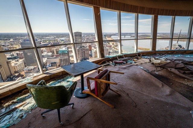 Фотографы проникли в заброшенный небоскреб. Когда-то это было высочайшее здание американского штата Теннесси