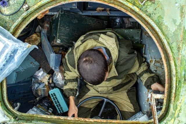 Заброшенные в лесу БТР-ы связистов с дорогими платами внутри