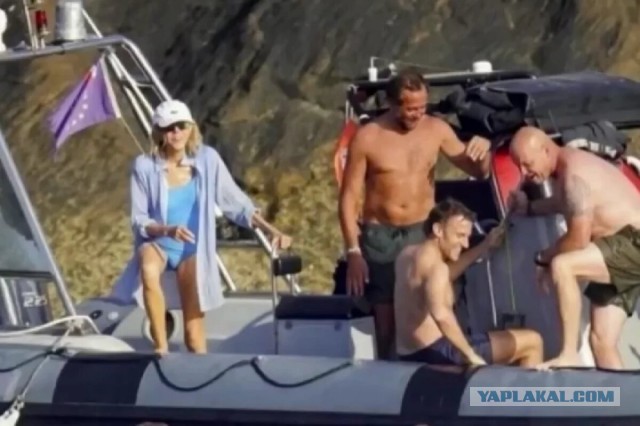 Во Франции на фоне слухов о поле Брижит Макрон всплыло ее фото в купальнике