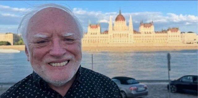 Герой мема «Гарольд, скрывающий боль», электрик на пенсии Андраш Арато — самый популярный кандидат в президенты Венгрии прямо сейчас