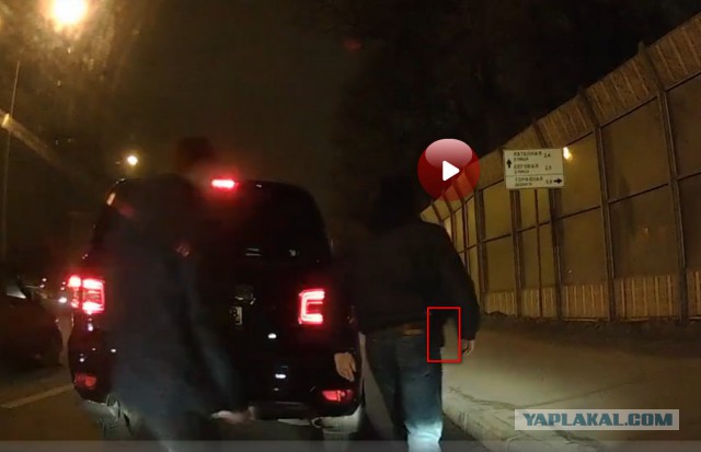 Охранники заставили извиняться водителя, не уступившего дорогу