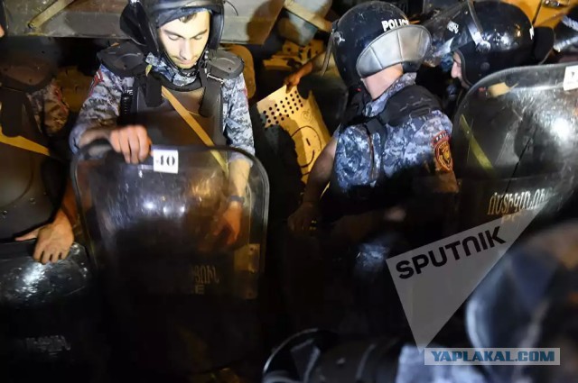 В центре Еревана начались столкновения демонстрантов с полицией