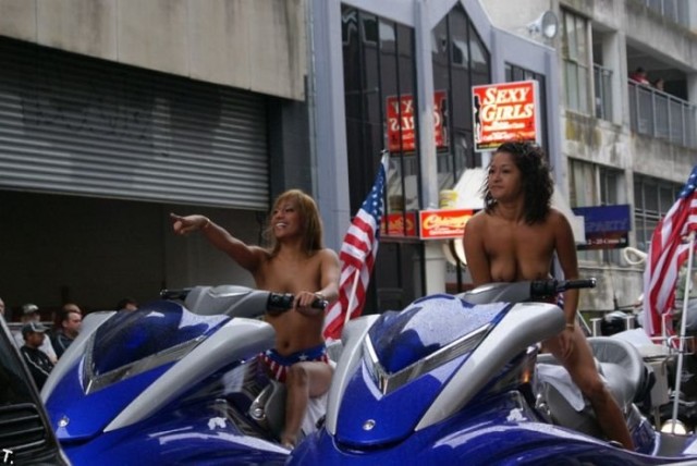 Новозеландский парад "Boobs on Bikes" (18+)