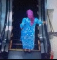 Перила эскалатора отстают от ступенек