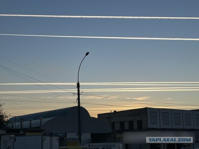 Помощник дежурного в ФСБ по Новосибирской области принимает жалобу на полосы от самолетов в небе