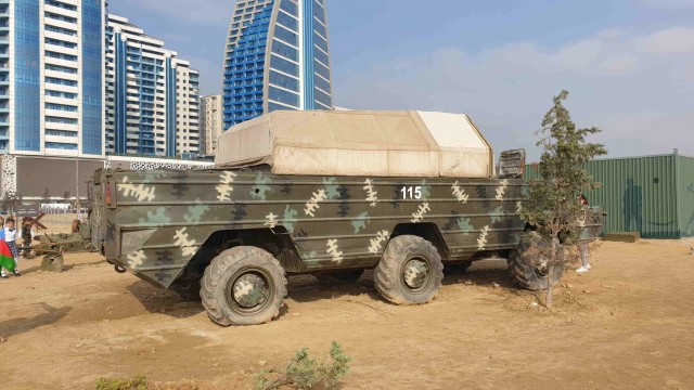 Выставка трофейной военной техники в Баку