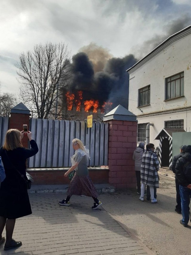 В Твери горит здание ЦНИИ на набережной Афанасия Никитина