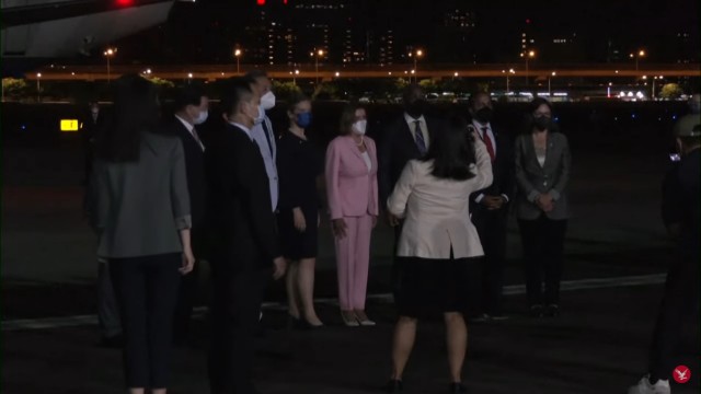 Самолет, на котором может находиться Пелоси, повернул в сторону Тайваня