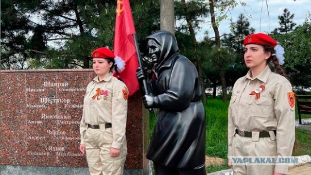 Российские вертолетчики навестили бабушку, которая их провожала и встречала с боевых вылетов⁠⁠