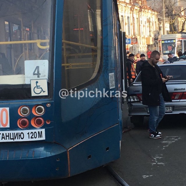 В Краснодаре водитель трамвая не стал дожидаться, пока водители уберут с его пути припаркованные автомобили