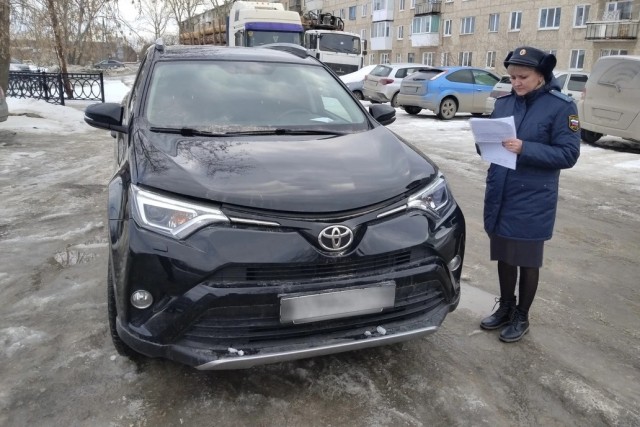 У жительницы Свердловской области навсегда забрали кроссовер за пьяную езду без прав