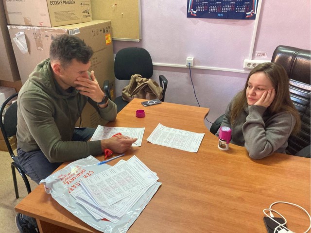 Как "куется" победа Собянина: председатель УИК-1246 в Москве спалился за вбросом бюллетеней