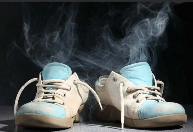 Как бороться с запахом рабочей обуви