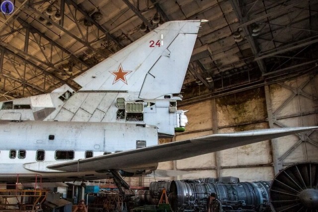 Заброшенный дальний ракетоносец Ту-22М3, забытый в бывшем ремонтном цехе