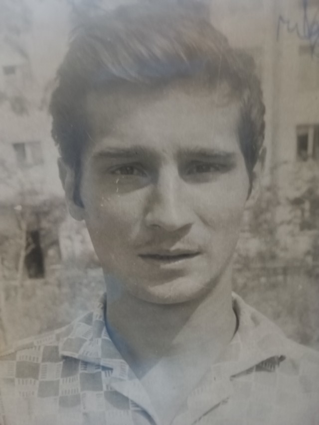Восьмиклассники поздравляют девочек с 8 Mарта, 1961 год
