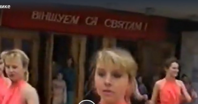 Выступление коллектива в красных платьях
