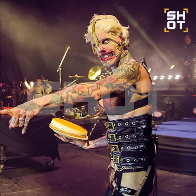 Барабанщик группы Rammstein швырнул торт в лицо российскому туристу на новогоднем концерте в Таиланде