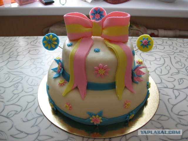 Любимая жена сделала торт на день рождения дочке.