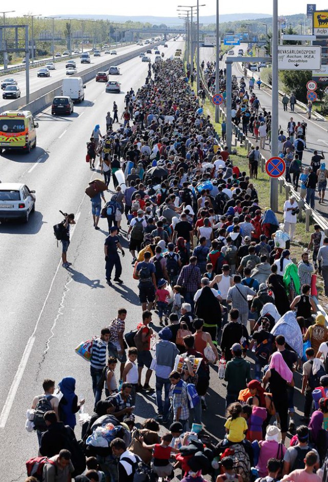 Беженцы пошли пешком из Будапешта в Вену. 240 км