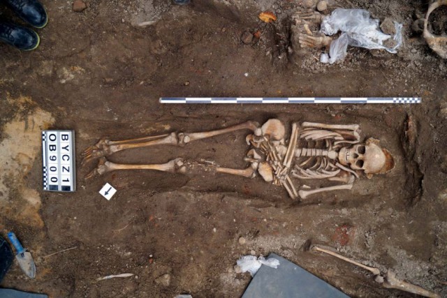 Археологические раскопки на средневековом кладбище