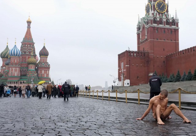 Мяукает и пьет из миски: 20-летняя девушка стала кошкой