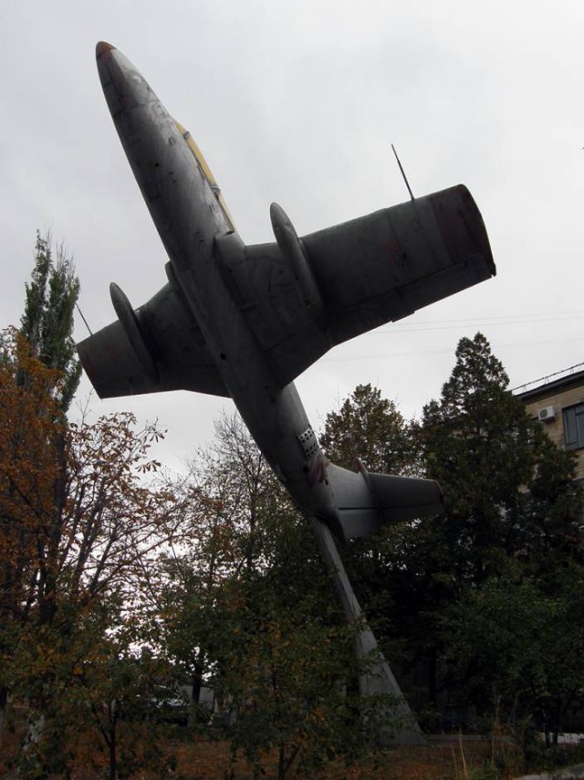 Самолет во дворе