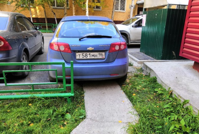 Очередное наглое хамство при парковке. Один уехал, другой встал. И конца этому нет