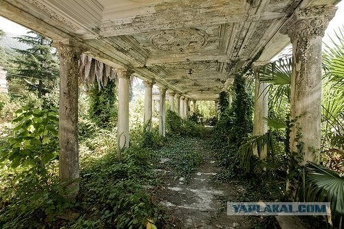 Заброшенный вокзал в Гаграх (12 фото)