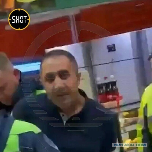 В сети появилось видео задержания мужчины, который этой ночью устроил ДТП с 10 автомобилями в Москве