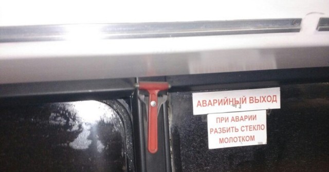 СПБ! Автобус упал в воду после столкновения с каршерингом у Поцелуева Моста