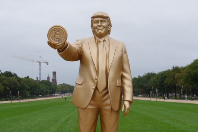 Около Капитолия появилась золотая статуя Трампа с биткоином в руке